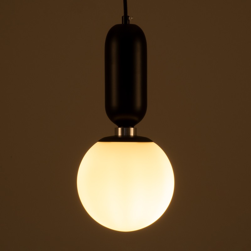 GloboStar® MAVERICK 00945 Μοντέρνο Κρεμαστό Φωτιστικό Μπάλα Μονόφωτο 1 x E27 IP20 Μαύρο Μέταλλο με Λευκό Γυαλί - Μ15 x Π15 x Υ33cm
