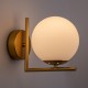 GloboStar® JADA 01426 Μοντέρνο Επιτοίχιο Φωτιστικό Απλίκα Μονόφωτο 1 x E27 IP20 Χρυσό Μέταλλο με Λευκό Γυαλί - Μ15 x Π21.5 x Υ18cm