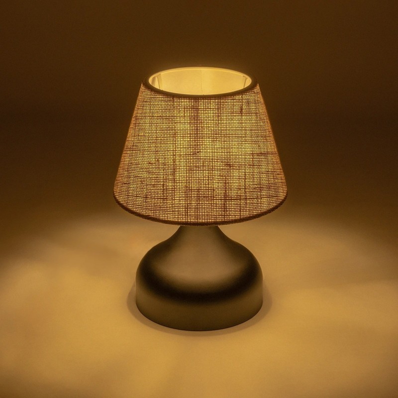 GloboStar® PYRAMID 204-0057 Μοντέρνο Eπιτραπέζιο Φωτιστικό Μονόφωτο 1 x E27 IP20 Μαύρο Μέταλλο με Μπεζ Ύφασμα - Μ22 x Π22 x Υ30cm