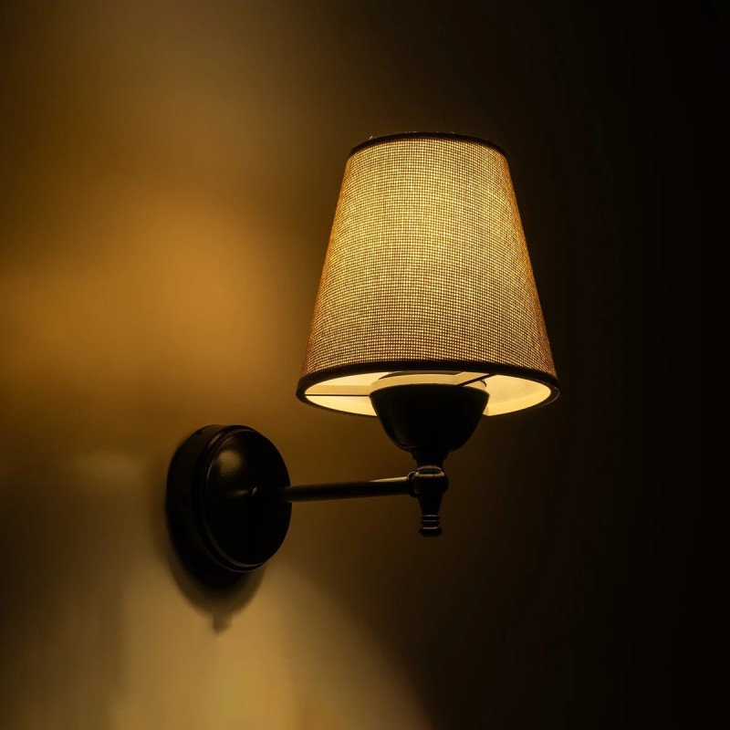 GloboStar® PAM 204-0112 Μοντέρνο Επιτοίχειο Φωτιστικό Aπλίκα Μονόφωτο 1 x E27 IP20 Μαύρο Μέταλλο με Μπεζ Ύφασμα - Μ23 x Π23 x Υ17cm