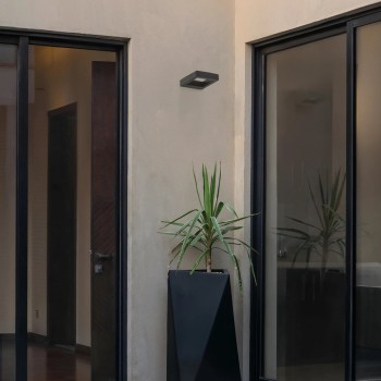 kelvo® AURA KLV-101-0116 Φωτιστικό Τοίχου / Απλίκα LED 7W 875lm 45° AC 220-240V Αδιάβροχο IP65 Θερμό Λευκό 2700K - Bridgelux COB Chip & TÜV SÜD Driver - Μαύρο Ματ - Μ13 x Π15 x Υ4.5cm - 5 Χρόνια Εγγύηση