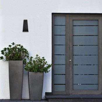 kelvo® FLUX KLV-101-0119 Φωτιστικό Τοίχου / Απλίκα LED 6W 750lm 30° AC 220-240V Αδιάβροχο IP65 Θερμό Λευκό 2700K - Bridgelux COB Chip & TÜV SÜD Driver - Μαύρο Ματ - Μ5 x Π8.5 x Υ17cm - 5 Χρόνια Εγγύηση