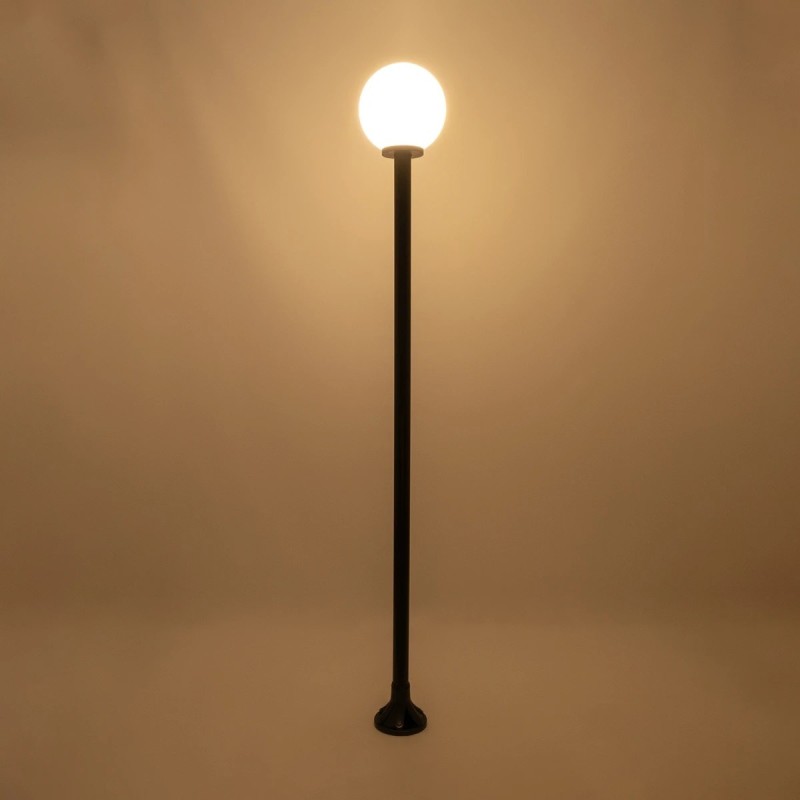 GLOBOSTAR® AGROS 61597 Φωτιστικό Κολωνάκι Κήπου με Ντουί 1 x E27 AC 220-240V Αδιάβροχο IP65 - Λευκό & Μάυρο - Μ30 x Π30 x Υ240cm