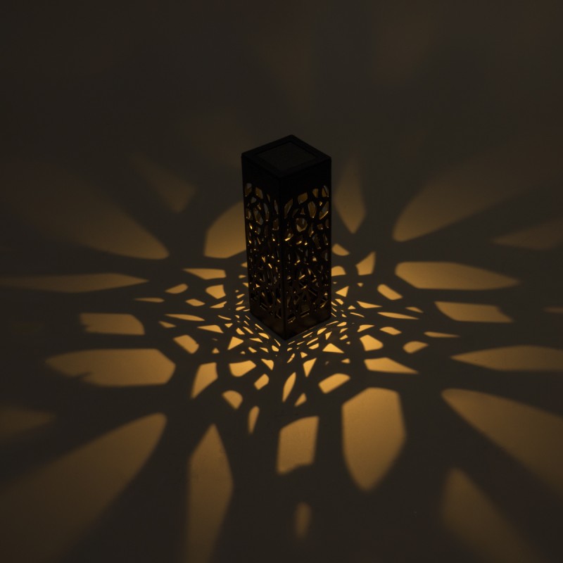 GloboStar® TRIBAL 71526 ΣΕΤ 4 Τεμαχίων Αυτόνομα Ηλιακά Φωτιστικά LED SMD 0.80W/Τεμ. 80lm/Τεμ. με Ενσωματωμένη Μπαταρία 600mAh - Φωτοβολταϊκό Πάνελ με Αισθητήρα Ημέρας-Νύχτας Αδιάβροχο IP65 Φανάρι Κήπου Τετράγωνο Θερμό Λευκό 2700K Μ6 x Π6 x Υ18cm - 1 Χρόνo