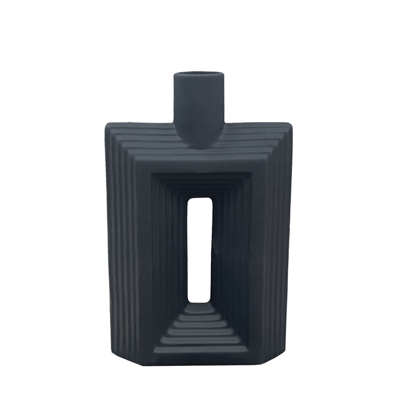 ΔΙΑΚΟΣΜΗΤΙΚΟ ΚΕΡΑΜΙΚΟ ΒΑΖΟ ΜΑΥΡΟ - ΟΡΘΟΓΩΝΙΕΣ ΔΙΑΒΑΘΜΙΣΕΙΣ ΜΕ ΤΡΥΠΑ - 18.5x7x31cm 30/KIB