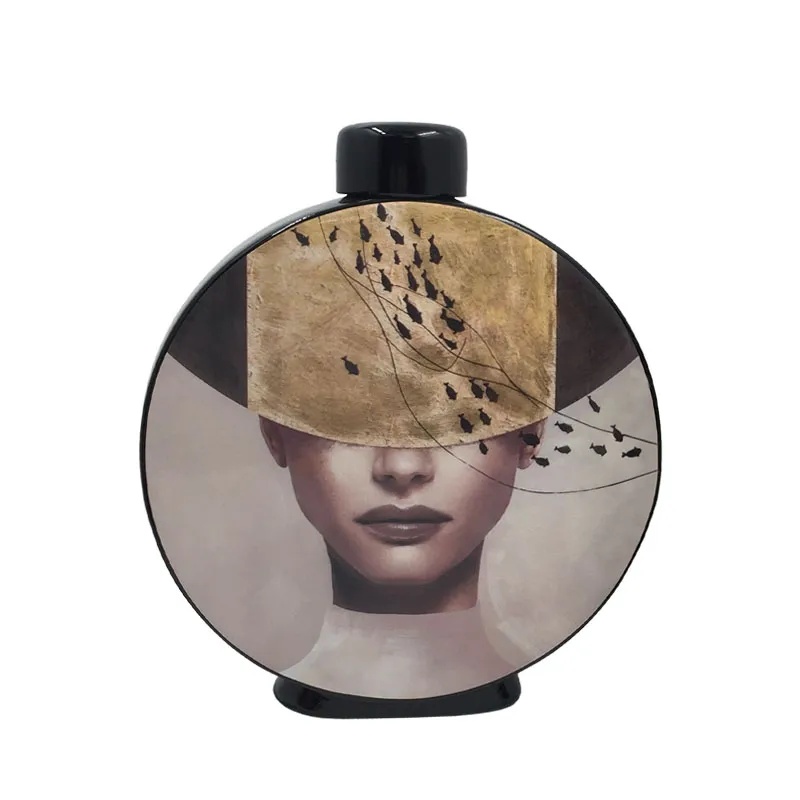 ΚΕΡΑΜΙΚΟ ΚΥΚΛΙΚΟ ΚΟΥΠ ΜΕ ΚΑΠΑΚΙ ΜΕΓΑΛΟ ΓΥΝΑΙΚΑ ΜΕ ΚΑΠΕΛΟ ΜΑΥΡΟ/ΧΡΥΣΟ & ΨΑΡΑΚΙΑ - 28x9x33cm 4/KIB