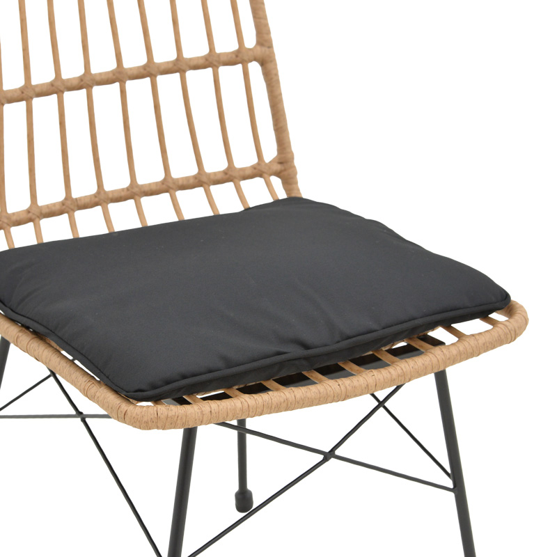Καρέκλα Naoki pakoworld rattan σε φυσική απόχρωση με μαύρο μαξιλάρι και μεταλλικό μαύρο πόδι 45x60x83εκ