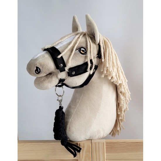 Σετ Αξεσουάρ για Hobby Horse: Καπίστρι A3 με Μαύρο Γουνάκι + Ιμάντας από Κορδόνι με Κλιπ - black-black Σετ Αξεσουάρ για Hobby Horse: Καπίστρι A3 με Μαύρο Γουνάκι + Ιμάντας από Κορδόνι με Κλιπ - black-black