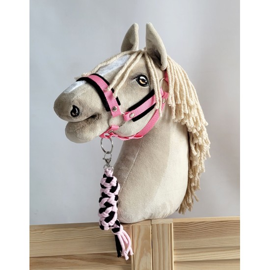 Σετ Αξεσουάρ για Hobby Horse: Καπίστρι A3 με Μαύρο Γουνάκι + Ιμάντας από Κορδόνι με Κλιπ - black-pink Σετ Αξεσουάρ για Hobby Horse: Καπίστρι A3 με Μαύρο Γουνάκι + Ιμάντας από Κορδόνι με Κλιπ - black-pink