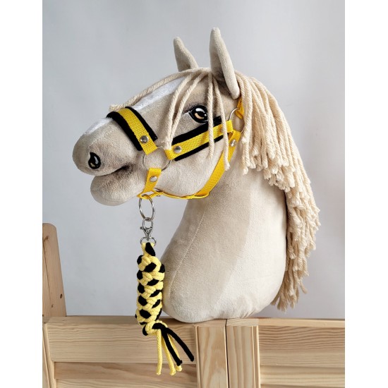 Σετ Αξεσουάρ για Hobby Horse: Καπίστρι A3 με Μαύρο Γουνάκι + Ιμάντας από Κορδόνι με Κλιπ - black-yellow Σετ Αξεσουάρ για Hobby Horse: Καπίστρι A3 με Μαύρο Γουνάκι + Ιμάντας από Κορδόνι με Κλιπ - black-yellow